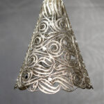 Suspension CÔNE en dentelle de cuivre argentée