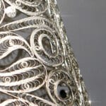 Détail de la dentelle de cuivre argentée de la suspension CÔNE – Spiridon Deco