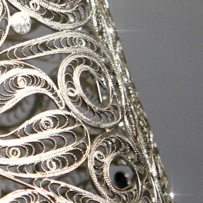 Détail de la dentelle de cuivre argentée de la suspension CÔNE – Spiridon Deco
