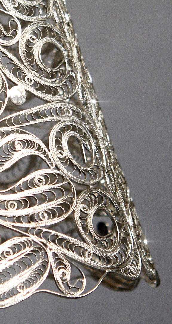 Détail de la dentelle de cuivre argentée de la suspension CÔNE – Spiridon Deco