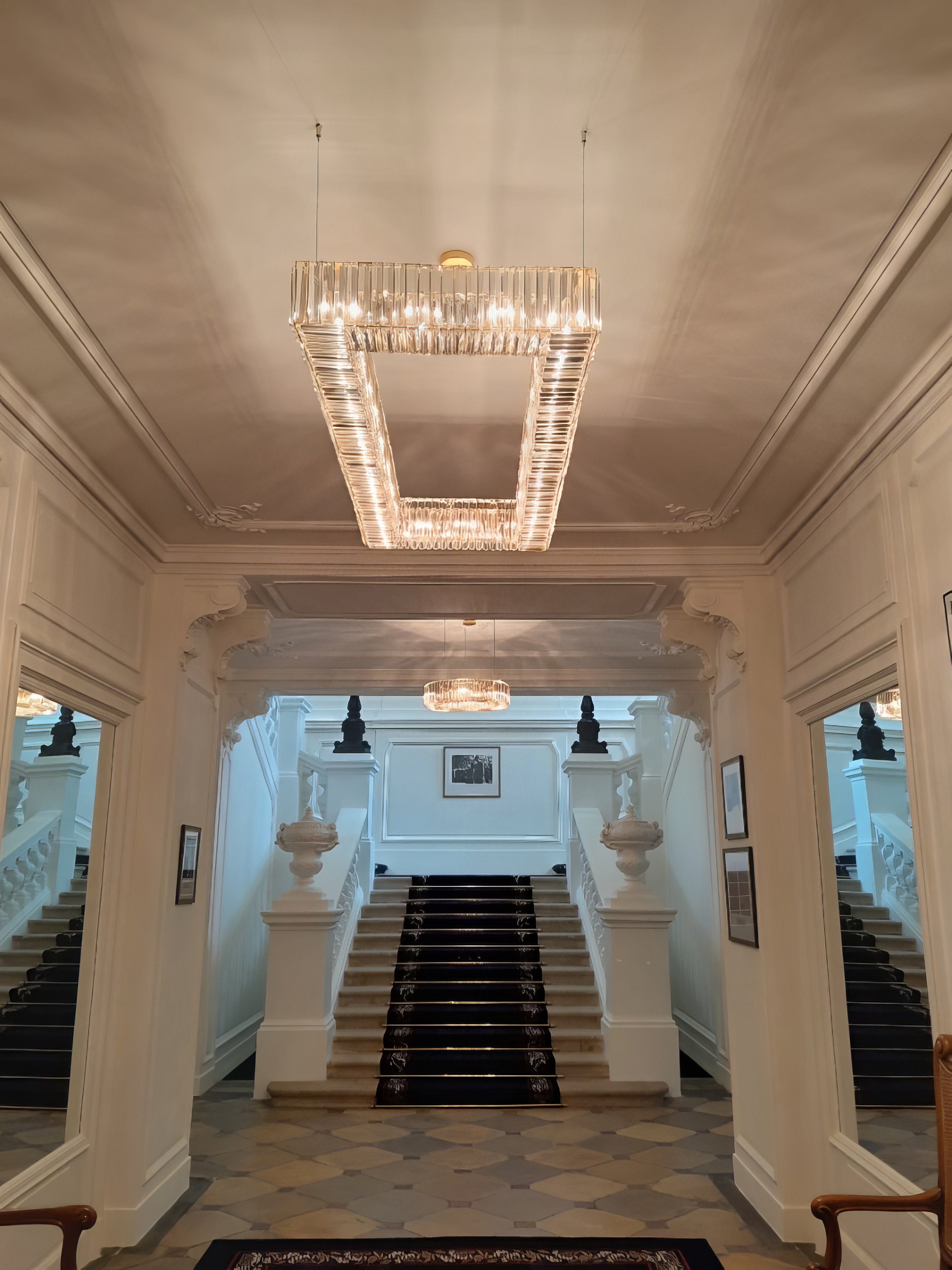 Suspension Tafa entrée d'ambassade — luminaire cristaux de verre sur mesure Spiridon Deco