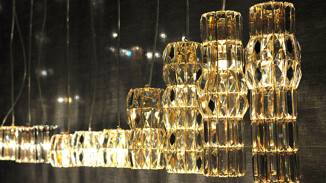 Suspension ADN cristal installée — atmosphère lumineuse intérieur de prestige