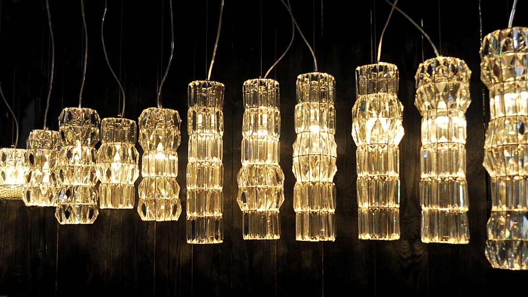 Suspension ADN cristal dans un intérieur contemporain — Spiridon Deco