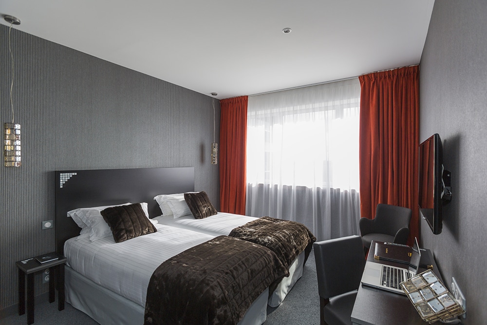 Suspension TRILLIA chambre d'hôtel — luminaire verre coloré Écaille Spiridon Deco