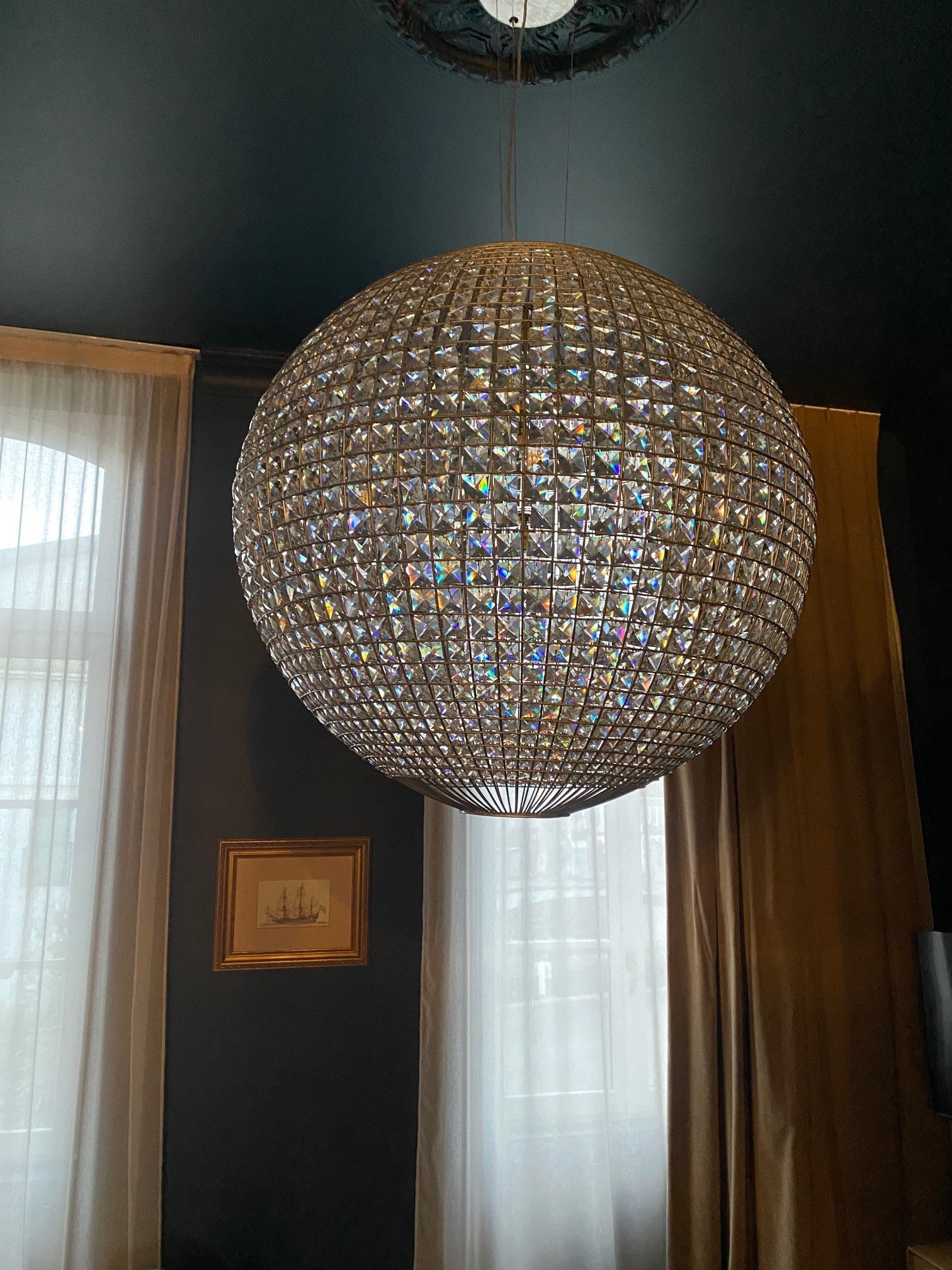 Suspension carrés de verre Hira dans une chambre d'hôtel — Maison du Soleil Spiridon Deco
