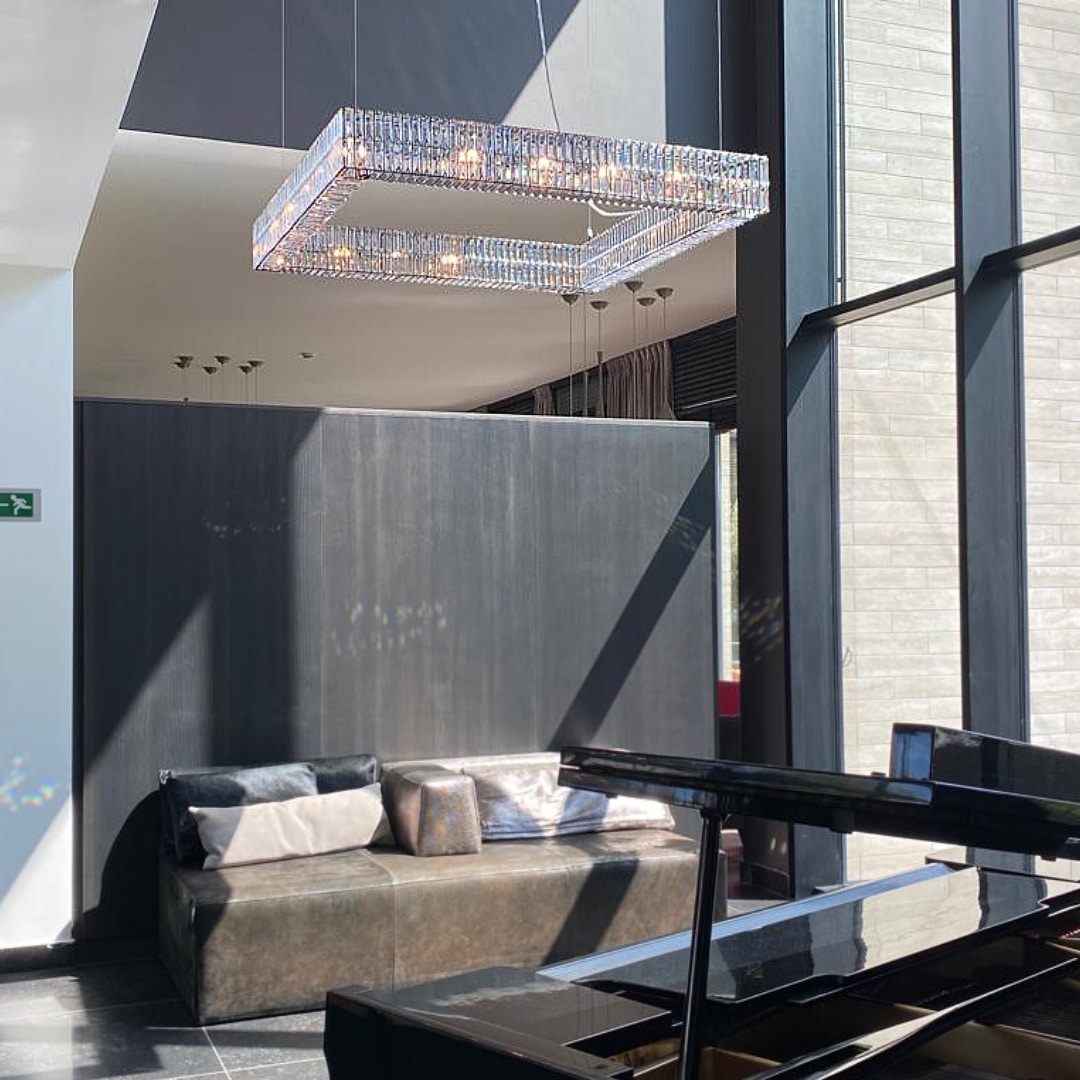 Suspension Muraba en salon de réception — cristaux de verre sur mesure Spiridon Deco
