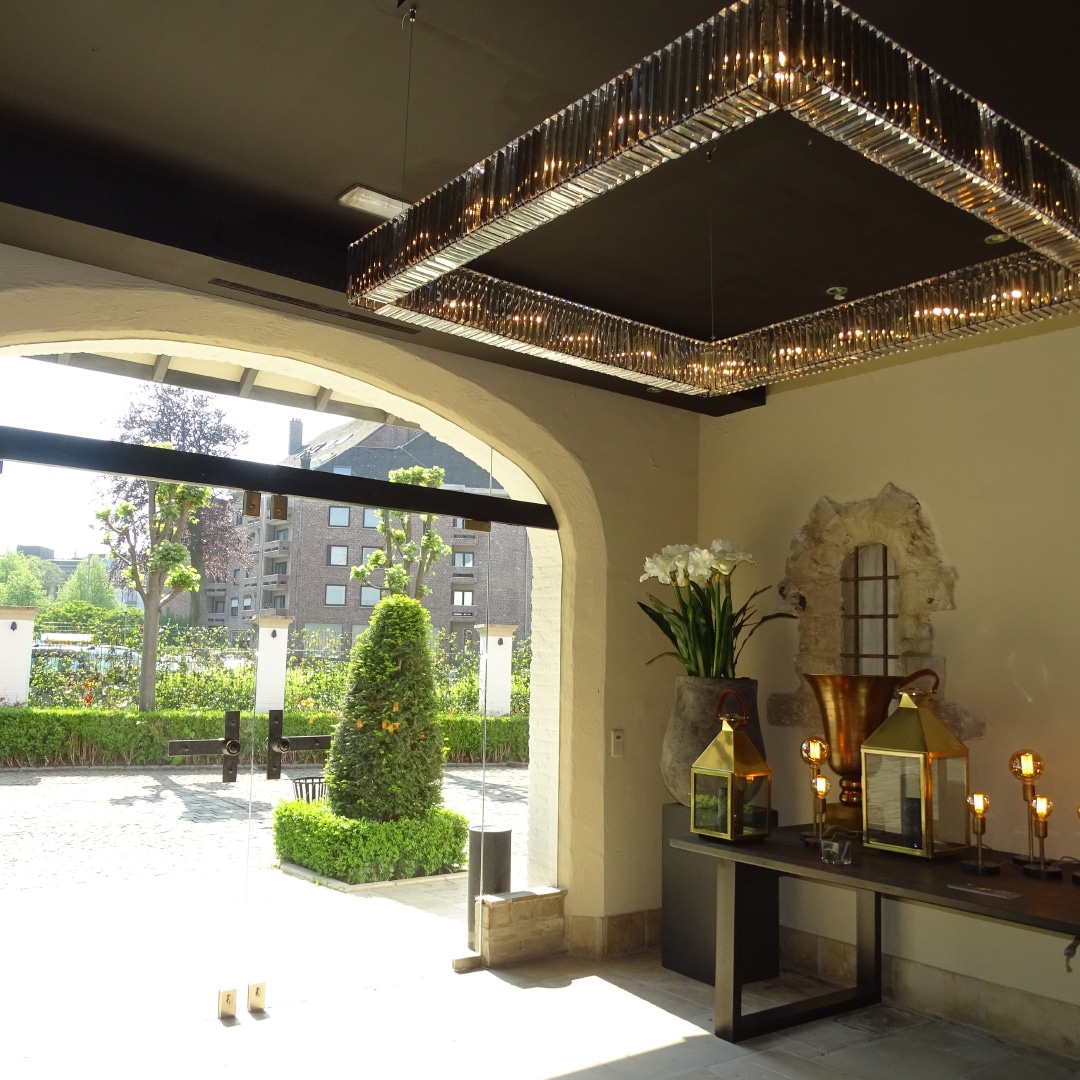 Suspension Muraba entrée de résidence — luminaire cristaux de verre Balur Spiridon Deco