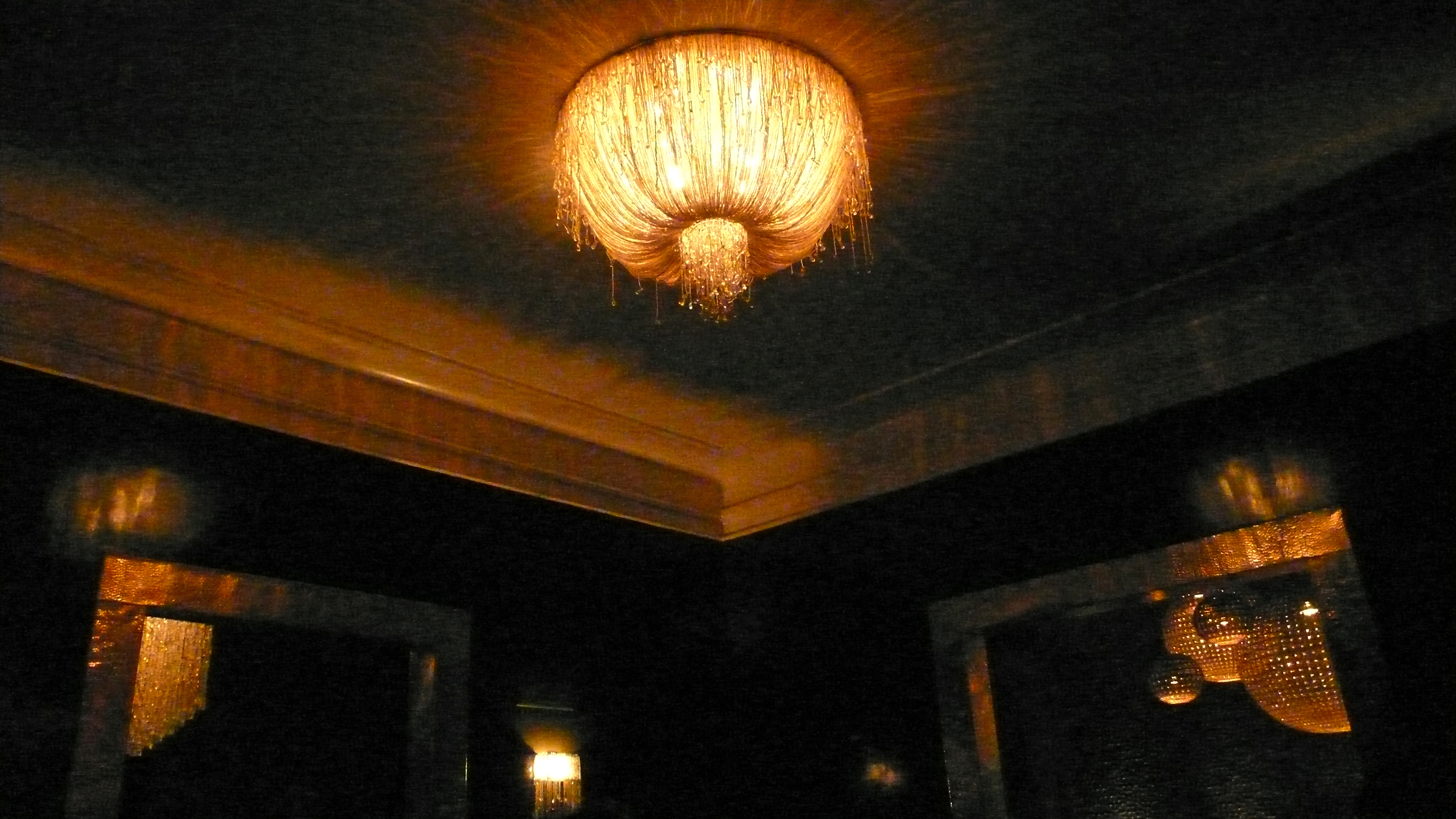 Plafonnier CASCADE suspension fils de perles Muye — restaurant Spiridon Deco
